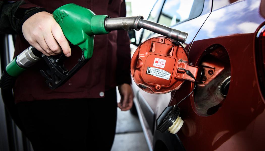 Erik Simander/TT: I oktober kan bensin och dieselpriserna öka med några kronor per liter när den tillfälliga skattesänkningen på fem månader som riksdagen beslutade om i våras upphör att gälla. Arkivbild.