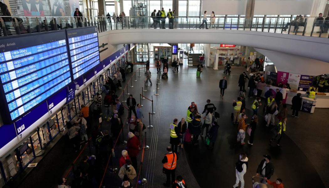 Czarek Sokolowski/AP/TT: Warszawa Centralna, den stora järnvägsstationen i Polens huvudstad. Arkivbild.
