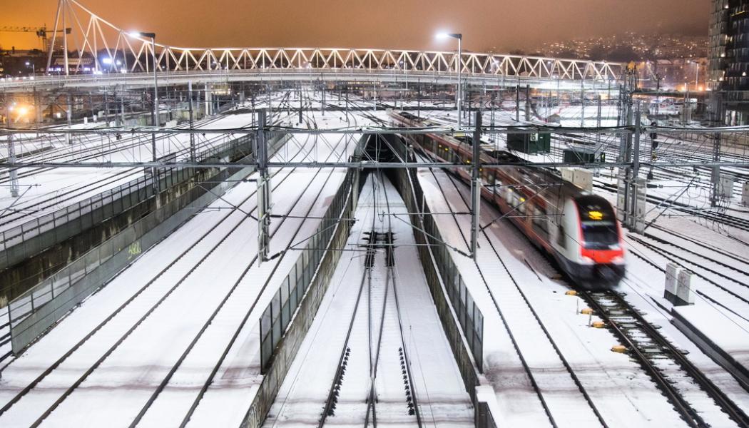 Audun Braastad/NTB/TT: Det skulle bli dyrt att bygga höghastighetstågbana till Oslo, men det skulle ersätta en halv miljon flygresor. Arkivbild.