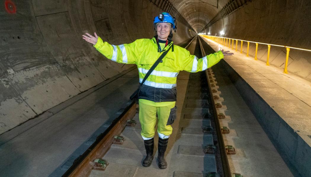 Terje Pedersen/NTB/TT: Projektledaren Anne Kathrine Kalager visar stolt upp den nya tunneln.