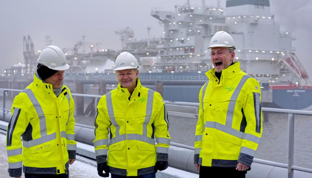 Michael Sohn/AP/TT: Ekonomi- och klimatminister Robert Habeck, förbundskansler Olaf Scholz och finansminister Christian Lindner vid invigningen.