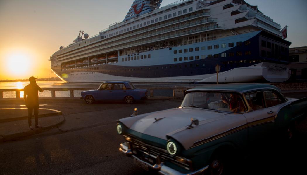 Ismael Francisco/AP/TT: Ett brittiskt kryssningsfartyg ligger för ankar i kubanska Havanna i mars 2022.