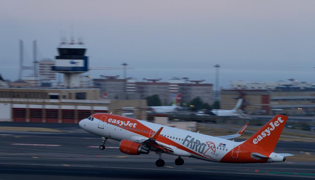 Armando Franca/AP/TT: En Airbus 320 tillhörande flygbolaget Easyjet lyfter från Lissabons flygplats. Arkivbild.