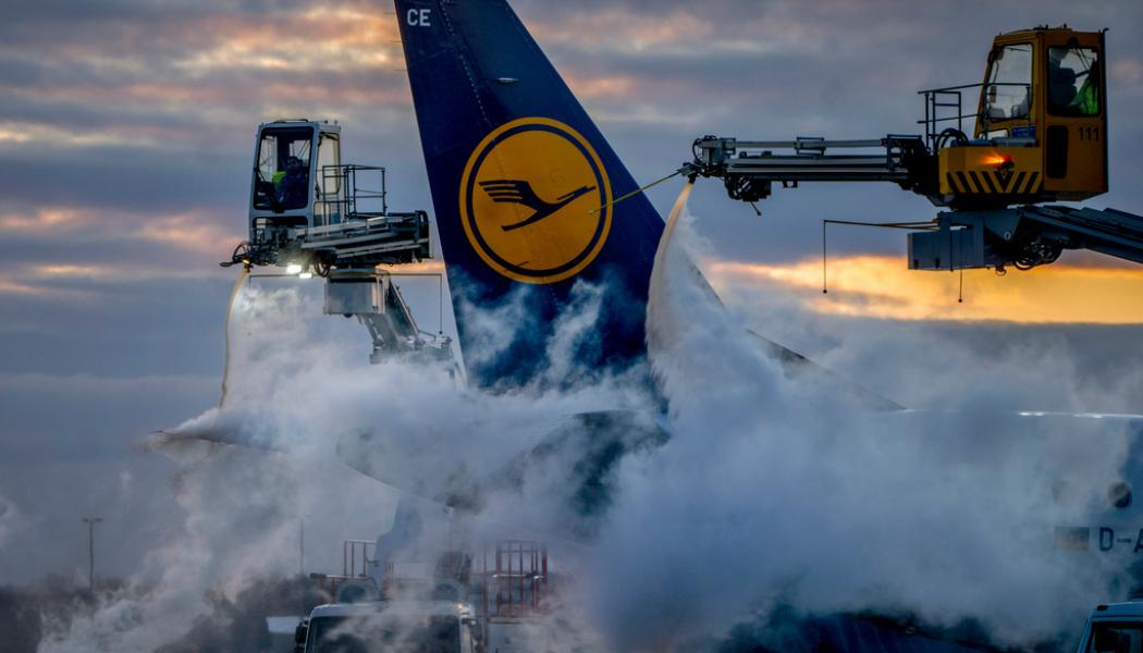 Michael Probst/AP/TT: Ett flygplan tillhörande Lufthansa vid Frankfurts internationella flygplats.