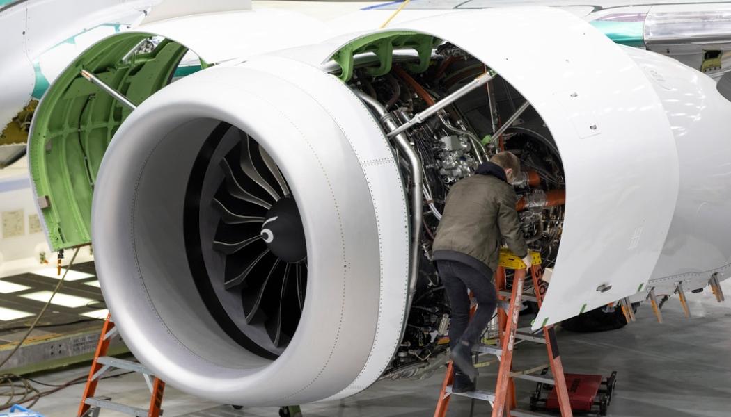 Ellen M Banner/AP/TT: Arbete med ett Boeing-flygplan i tillverkarens fabrik i USA-delstaten Washington. Arkivbild.