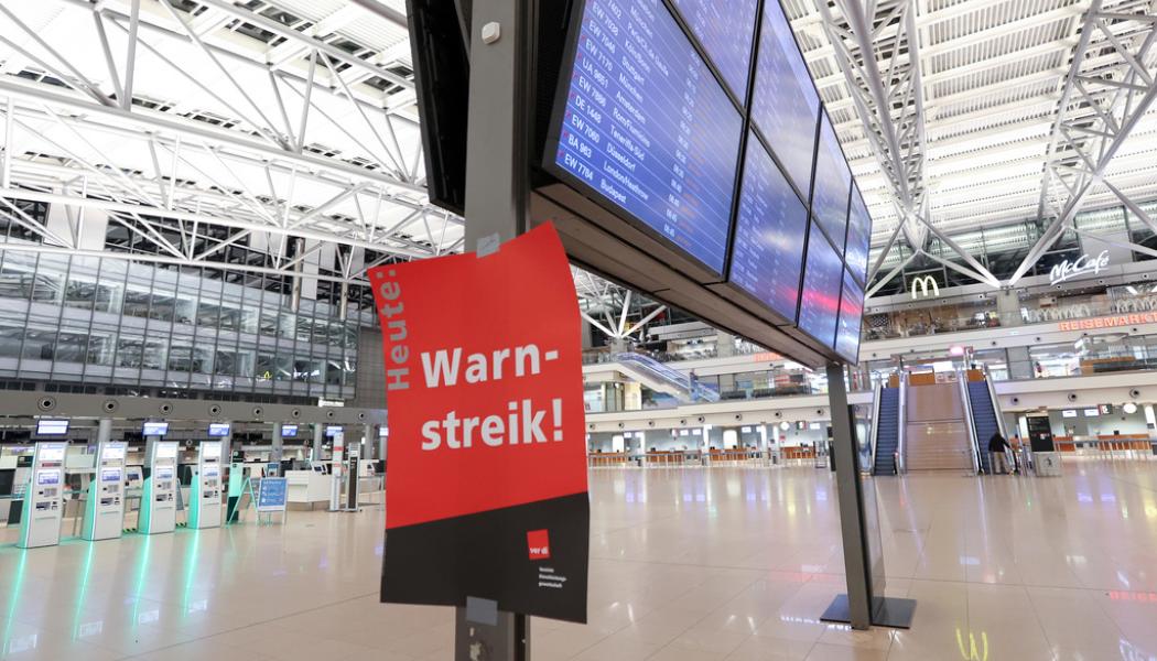 AP/TT: Det tyska facket EVG, som organiserar järnvägs- och busspersonal, har utlyst en landsomfattande strejk på fredagen. Bild från strejken i slutet av mars.