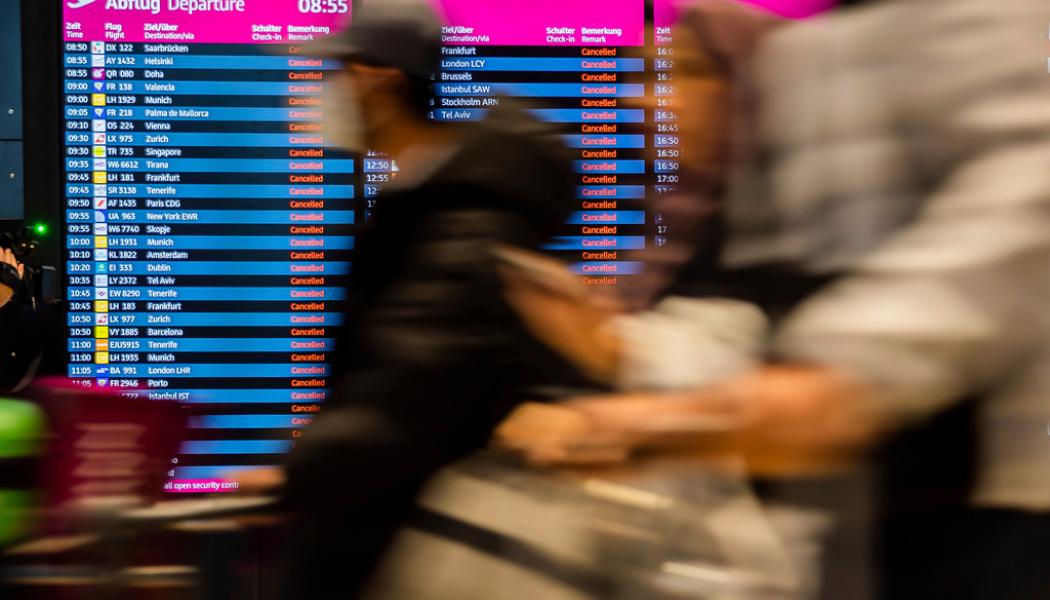 Christoph Soeder/DPA via AP/TT: Skyltar visar på inställda avgångar från flygplatsen Berlin Brandenburg vid en endagarsstrejk i januari. Arkivbild.