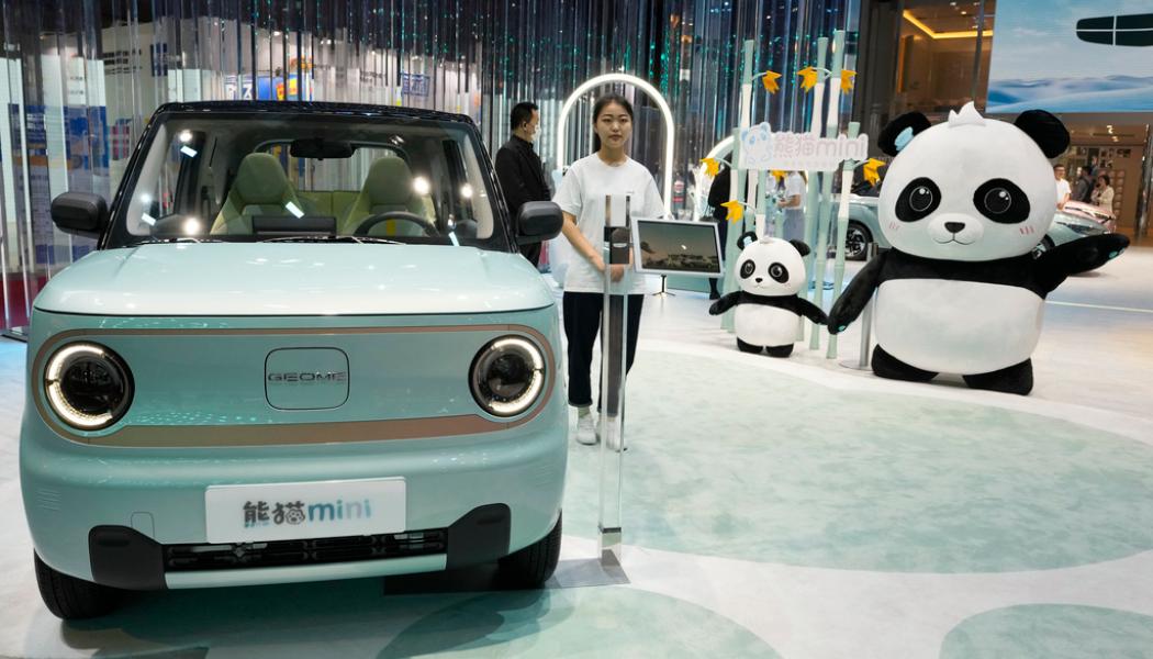 Ng Han Guan/AP/TT: Den nya elbilsmodellen Panda Mini från Geely, ägare till Volvo, presenteras på bilmässan i Shanghai.