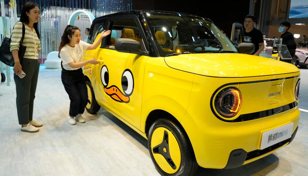 Ng Han Guan/AP/TT: En gul variant av Panda Mini på mässgolvet i Shanghai.