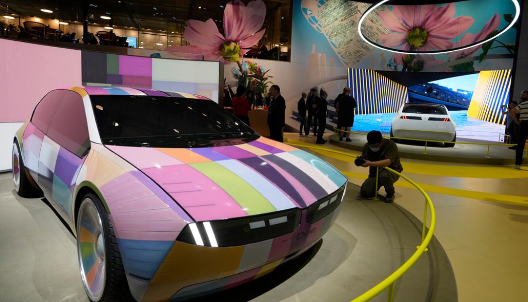 Ng Han Guan/AP/TT: Det är inte bara kinesiska tillverkare som ställer ut. BMW visar bland annat upp sin framtidsstudie Dee, en modell som kan ändra färg.