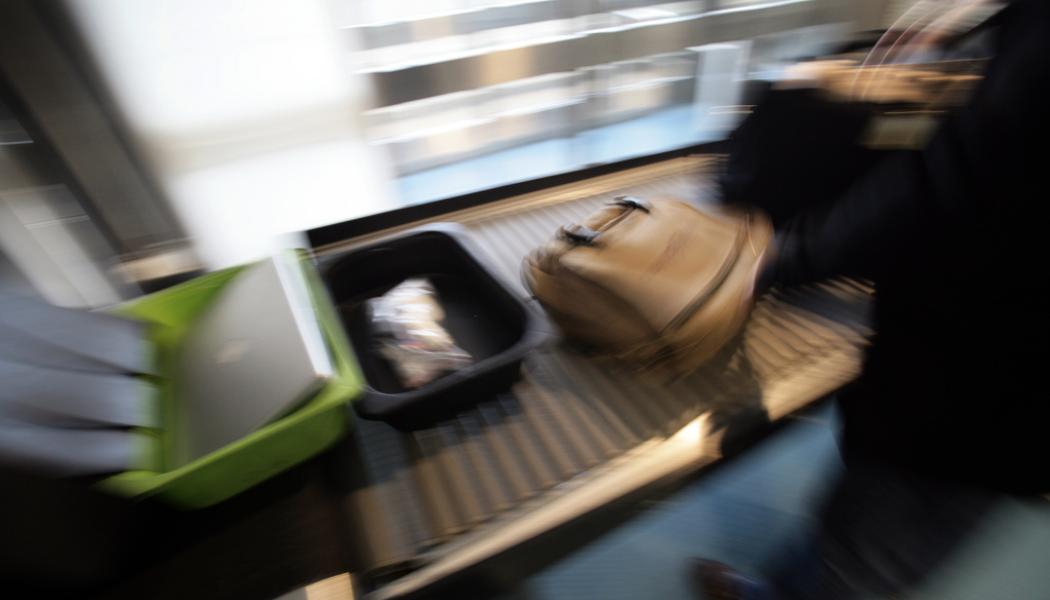 Fredrik Sandberg / TT: Handbagage passerar en röntgenapparat på Arlanda flygplats. Arkivbild.