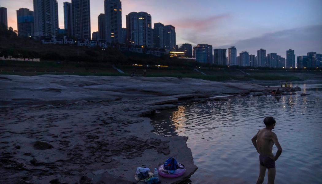 Mark Schiefelbein/AP/TT: Elfartygen ingår i satsningar för att göra Yangtze-floden renare. Här svalkar sig en man i flodens utkanter under förra årets varma sommar.