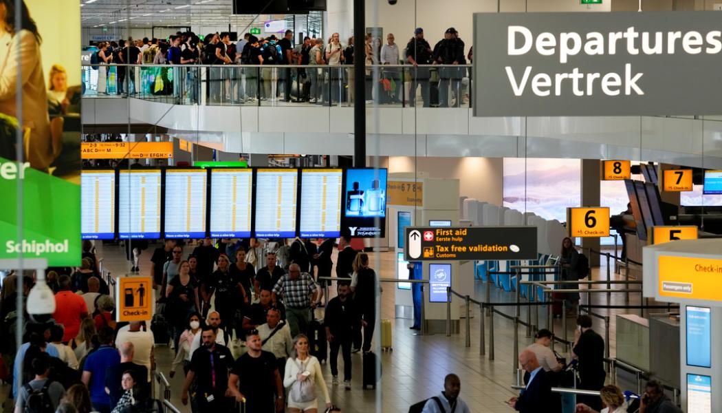 Peter Dejong/AP/TT: Amsterdams flygplats Schiphol. Frankrike vill införa en gräns för hur billig en flygbiljett inom Europa får vara. Arkivbild.