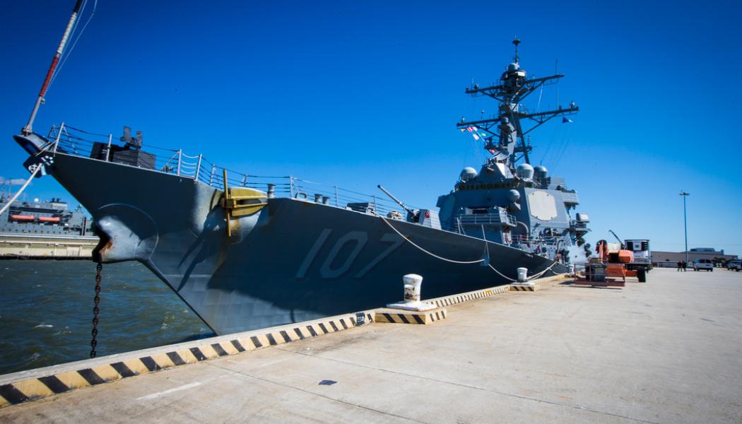 John C. Clark/AP/TT: Den amerikanska flottans jagare USS Gravely var en av de enheter som ryckte ut till containerfartyget Mærsk Hangzhous hjälp. Arkivbild.