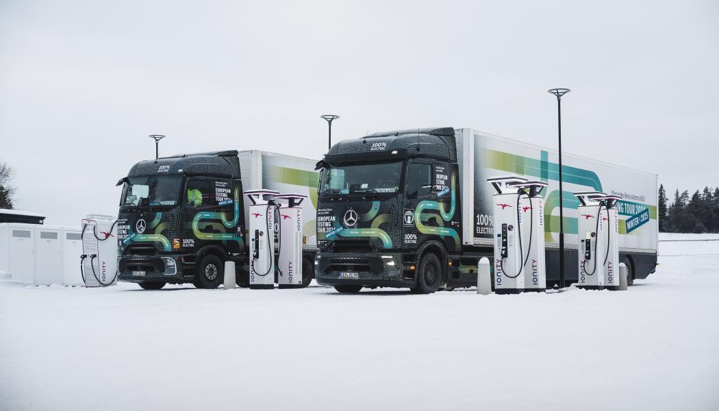Eldrivna tunga lastbilars marknadsandel har på ett år gått från 4,6 % till 12 %. Här är två Mercedes-Benz eActros 600 som nyligen var på vintertester i Sverige. Foto. elife