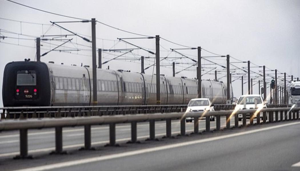 Tåg och bil på Stora Bältbron. Foto: News Oresund/Wikimedia Commons