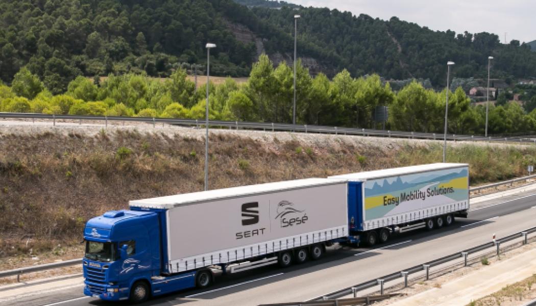 SEAT och Grupo Sesé har pilottestat så kallade duotrailern, den längsta och mest effektiva lastbilskörningen på europeiska vägar. Kombinationen lastbil och släp är mer än 30 meter lång, minskar CO2-utsläppen med 20 procent per vägresa och sänker logistikkostnaderna med 25 procent. Foto: SEAT/Grupo Sese