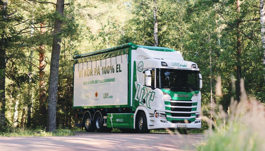 Premiär för eldriven lastbil för skogsindustritransporter vid Skoghalls bruk.Flisbilen kommer att transportera cellulosaflis från de regionala sågverken till bruket i Skoghall. Foto: LBC Frakt