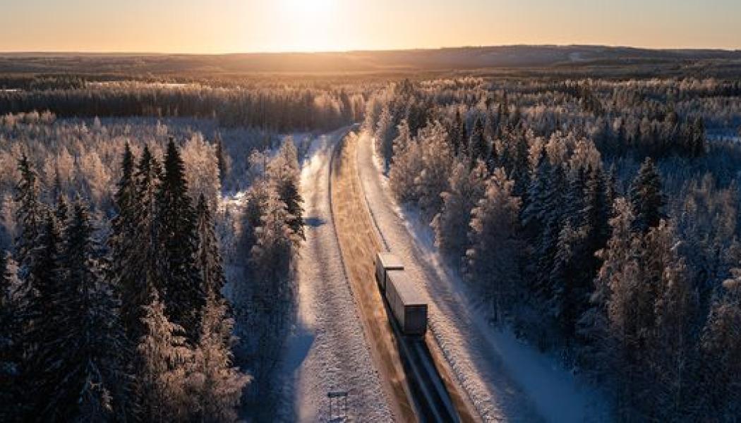 Det finns inga skäl att skärpa kraven på vinterdäck och däckutrustning ytterligare för tunga fordon. Foto: Adobe Stock