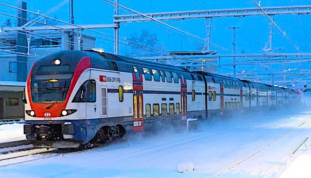 Stadlers schweiziska dubbeldäckare Dosto på väg i alplandet vid stationen i Affretikon. Foto: Wikipedia,  kredit, David Gubler