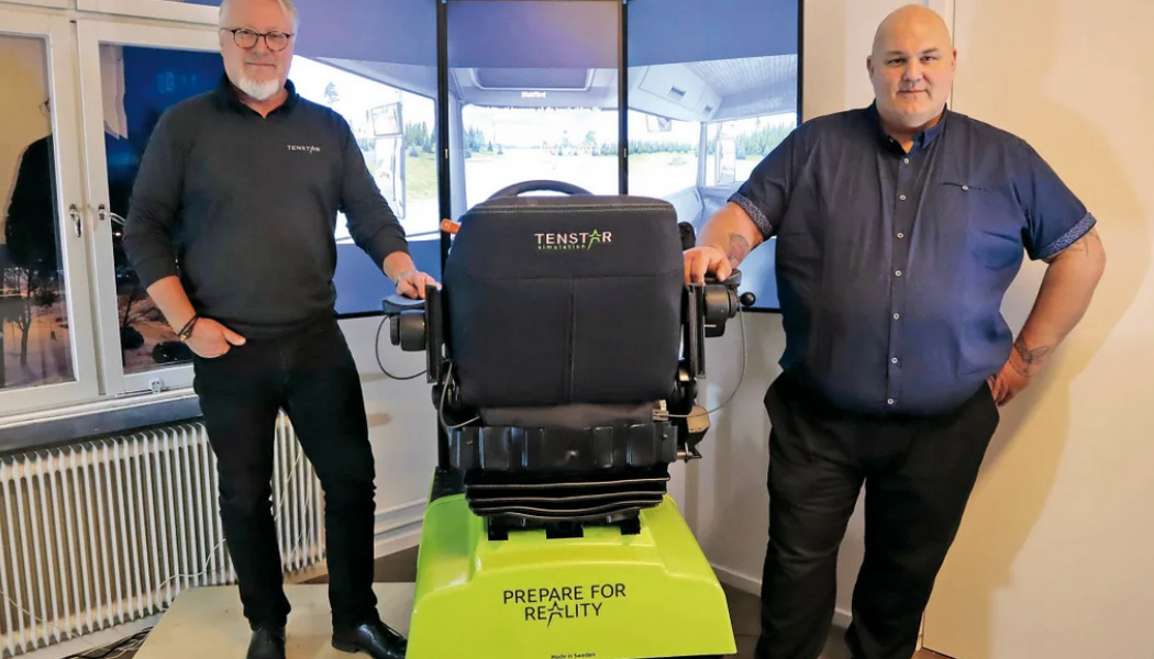 Lasse Holm, Tenstar Simulation och Pär Dahlstedt på Svea Trafikcenter med lastbilssimulatorn. Foto: Svea Trafikcenter 
