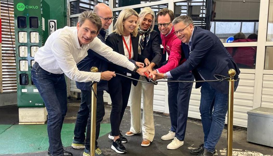 Mattias Tingvall, GoCiklo, Patrik Lindergren, Vialumina, Helena Lindqvist, Nordstan, Malin Andersson, Drive Sweden, Hans Skruvfors, Foodora, och Business Region Göteborgs ordförande Mattias Jonsson klipper symboliskt av elkabeln. Den behövs inte längre. Fotograf: Christian Borg/Business Region Göteborg