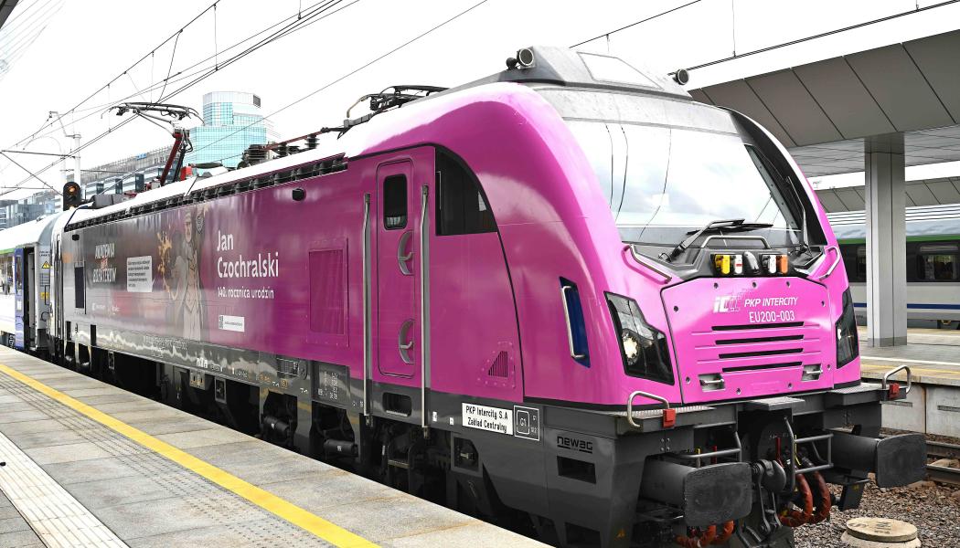 Utöver lokets nya utseende kommer resenärer att kunna se informationsfilmer ombord på PKP Intercitys tåg. Filmerna berättar om Czochralskis två viktigaste uppfinningar: kiselkristallmetoden och Metall B. foto: PKP