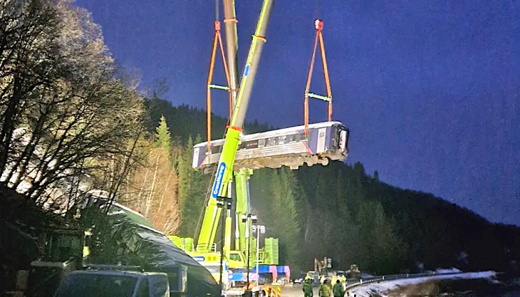Nyligen lyftes den första av de kvarvarande vagnarna bort från olycksplatsen. Den exakta tidtabellen för lyftverksamheten är osäker.
Foto: Bane NOR