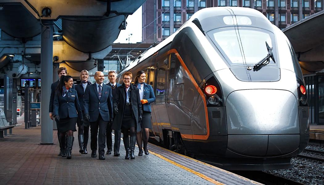 En extern finansiell rådgivare har rekommenderat fusionen mellan Vy och Flytoget, och betonar att sammanslagningen kommer att ge bättre tjänster för resenärerna och samtidigt stärka statens tillgångar. Planen är att använda kapaciteten som Flytoget i dag nyttjar för att stärka Vy:s tågtrafik i hela Østlandet. Foto: Flytoget 
