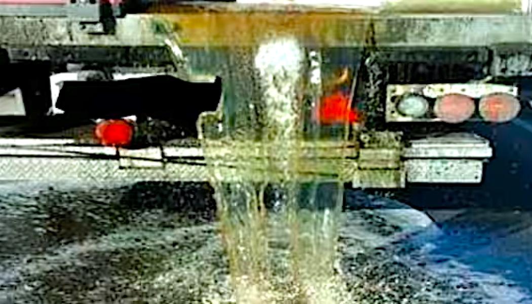 Vätska av slem, blod och smältvatten rinner från en lastbil med laxtransport på norska vägar. Foto: Statens vegvesen.