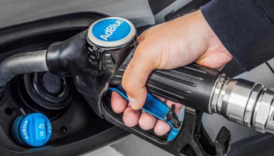 Adblue används i dieselmotorer tillverkade från slutet av 2000-talet för att minska utsläppen av kväveoxider. Vätskan börjar frysa när temperaturen sjunker under minus 11 grader. När den fryser expanderar den och kan skada systemet i fordonet. Foto: Detleffs