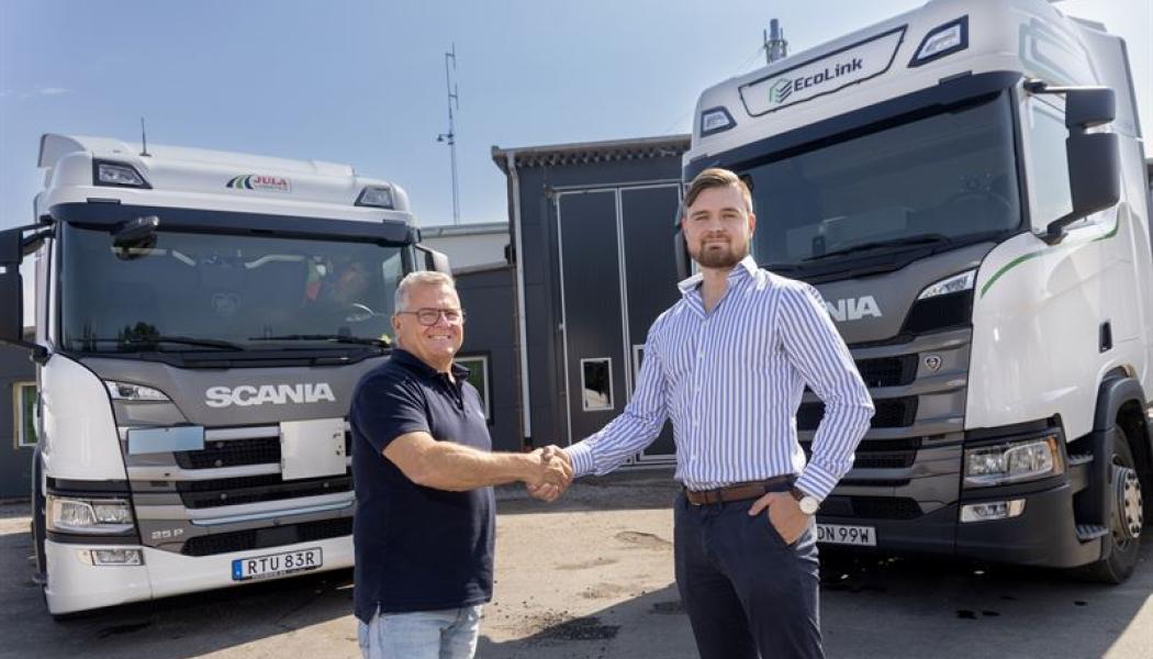 Anders Kron Toveks Lastbilar och Pontus Sahlgren EcoLink tecknar ramavtal om tjugo ellastbilar för regionala transporter. Foto: Scania Sverige AB