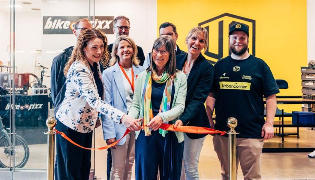 Bandet klipps för Mobilitetshotellet. I främre raden Suzanne Green, stadsmiljöförvaltningen, Helena Lindqvist, Nordstan, Karin Pleijel, kommunalråd (mp) Anastazia Kronberg, Business Region Göteborg och Casper Hjalmarsson, Urbancorner. Delvis dolda bakom ser vi Thomas Röstell, Pling transport, Erik Vikengren, Bike Fixx och Christian Morton-Fincham, Ahlsell. Fotograf: Philip Liljenberg / Mobilitetshotellet