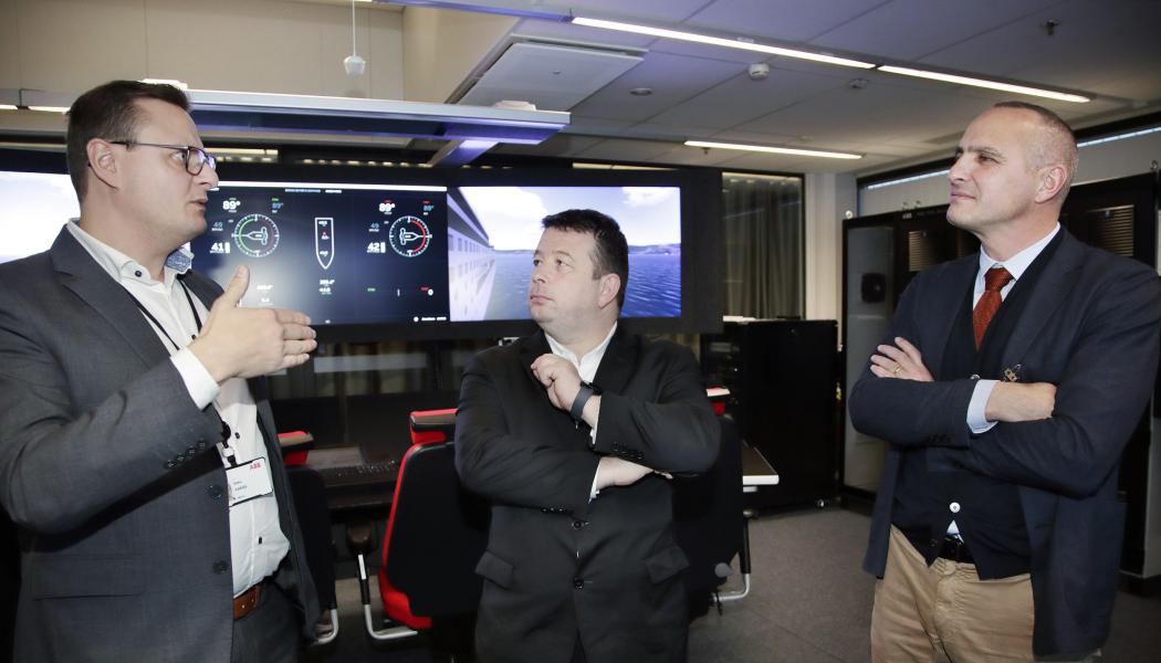 Diskussion i simulatorrum, Marine House, Helsingfors, Finland. Foto: ABB