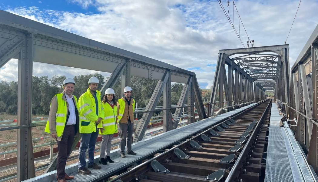 Adif planerar omfattande reparations- och underhållsarbeten på en metallbro mellan stationerna Espeluy och Mengíbar på den konventionella linjen Madrid–Jaén. Arbetet inleddes nyligen och de pågår till cirka maj året därpå. Brosträckan är cirka 250 meter lång och korsar Guadalquivir-floden mellan kilometrar 338/620 och 338/800. Arbetena involverar strukturell förbättring och byte av sliprar. När broarbetet är klart kommer nuvarande hastighetsbegränsning att tas bort, vilket väntas förbättra tågens punktlighet. Foto: Adif
