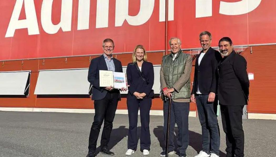 Från vänster: Morgongåva Företagsparks vd Henrik Lindley, Adlibris CFO Marika Lerclercq, Finansman Anders Wall, Adlibris vd Jonas Karlen samt Adlibris logistikchef Mazen Saghir. Fotograf: Morgongåva Företagspark