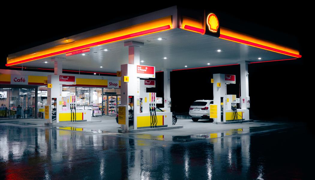 För att motverka höjda drivmedelspriser kommer regeringen i budgetpropositionen för 2025 att avisera ett förslag om sänkt skatt på drivmedel. Foto: adrian susec/unsplash