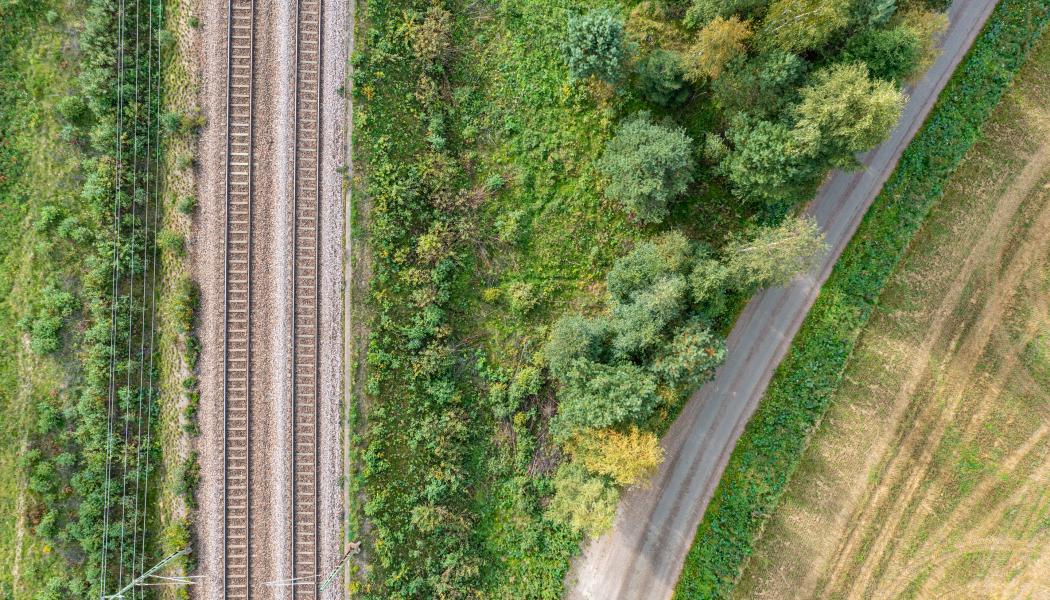 Genom att möjliggöra längre och fler godståg bidrar projektet till överflyttning av transporter från väg till järnväg. Foto: Afry