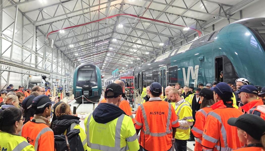 Medarbetare och samarbetspartners samlades vid Alstoms depå i Grorud i Oslo för att fira det 100:e ERTMS-utrustade tåget. Foto: Alstom