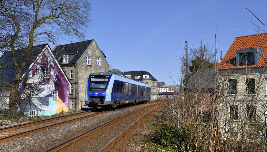 Alstom Coradia på väg i Jylland. De första 14 tågen ska servas mellan 2024 och 2026, och de återstående fem under 2029. Foto: Alstom, kredit Morten Larsen
