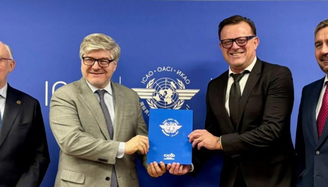 Juan Carlos Salazar, generalsekreterare för Internationella civila luftfartsorganisationen, och Rudy Daniello, vice verkställande direktör för AirOps på Amadeus, i samband med undertecknandet av avtalet. Foto: amadeus