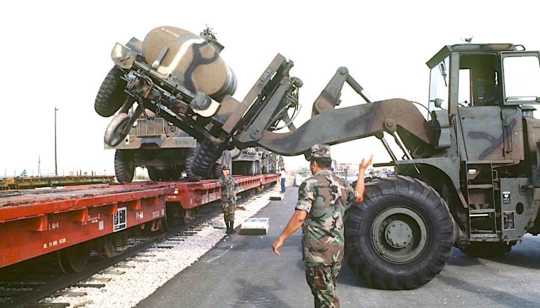 Lastning av militärt material vid järnvägen. Foto:  NARA & DVIDS Public Domain Archive The U.S. National Archives 