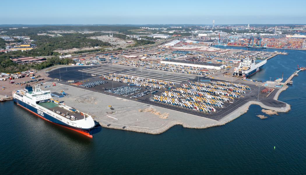 Terminalytan är klar och terminaloperatören kan nyttja de nya delarna innan invigning. I väst syns delar av de ytor som kommer att tas i bruk senare i samband med Stena Lines omlokalisering.  Foto: Göteborgs Hamn