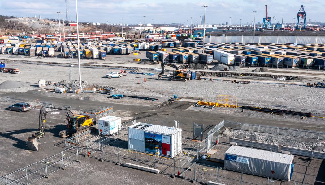 I hamnen testas utsläppsfria grävarbeten genom en elgrävmaskin som får el via en vätgasgenerator. Foto: Göteborgs Hamn