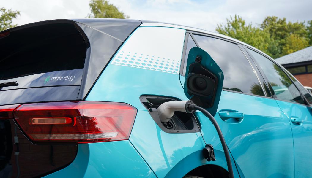 Andelen laddbara personbilar ökar och trenden med ökat intresse för laddhybrider håller i sig. Foto: myenergi/unsplash