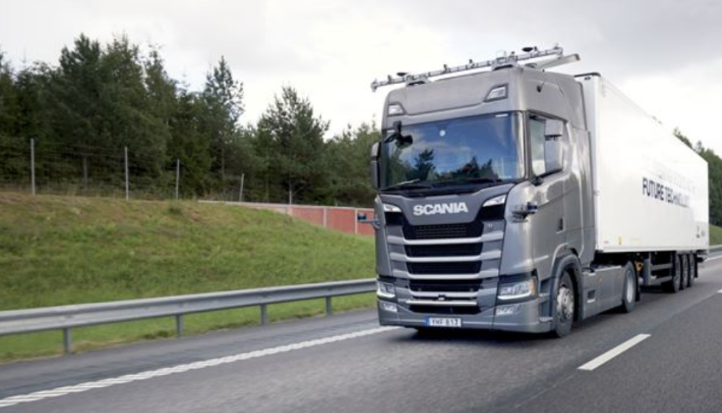En autonom lastbil kör mellan Södertälje och Jönköping, en tretimmarsresa om cirka 300 kilometer. Foto: Scania