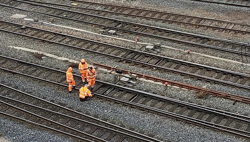 Arbetare från SNCF Réseau på spåren vid Strasbourgs station. Foto: Wikipedia Commons, Kredit: Kevin B 