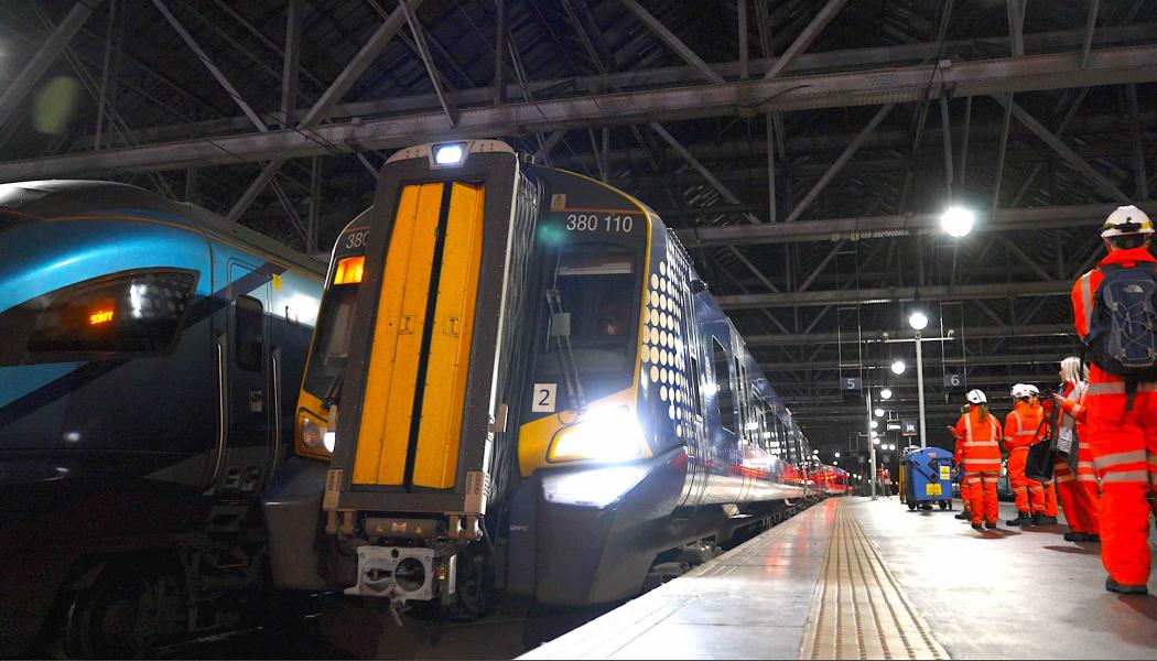 Ett elektriskt tåg testas vid stationen i Barrhead. Foto: Network Rail