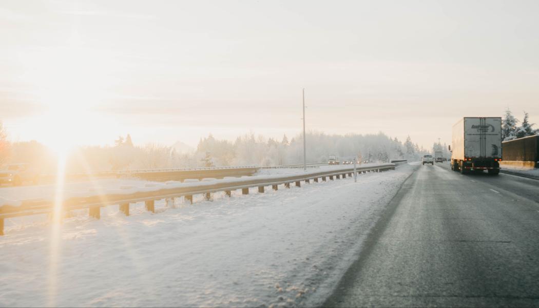 I Sverige får 99,79 procent av bilarna grönt ljus, trots att många borde underkännas. Foto:  lex valishvili unsplash