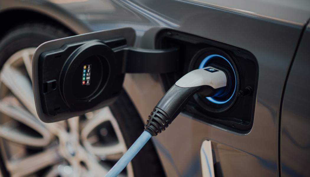 Kommuner och regioner i östra Mellansverige använder förnybara drivmedel i långt större utsträckning än riksgenomsnittet – 64 procent jämfört med 30 procent. Foto: chuttersnap/unsplash